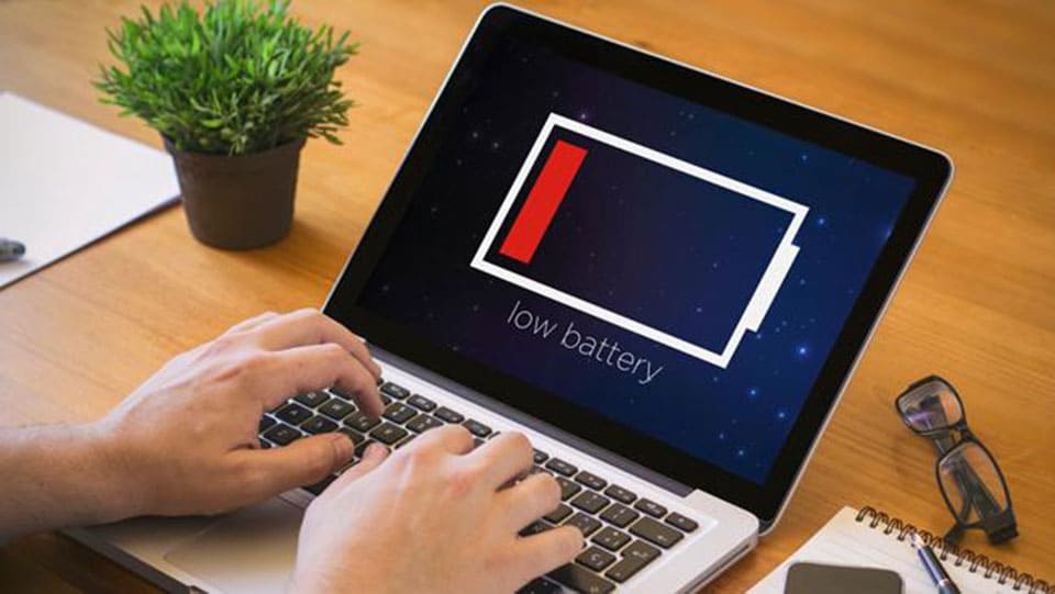 vừa cắm sạc vừa dùng laptop có sao không