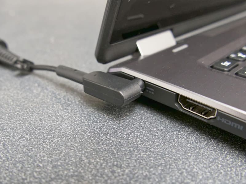 vừa cắm sạc vừa dùng laptop có sao không