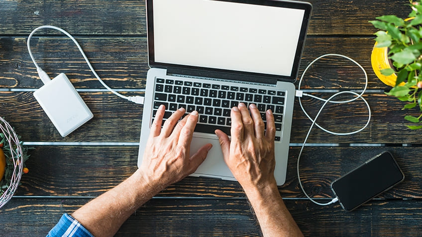 vừa cắm sạc vừa dùng laptop có sao không